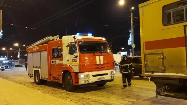 На Бронницкой улице в Петербурге прорвало трубу с холодной водой 
