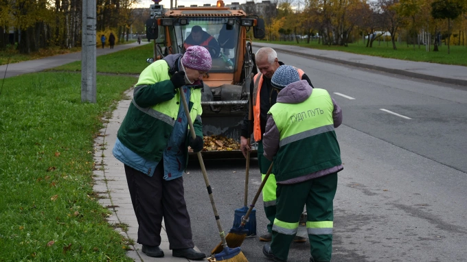 В Петербурге за неделю с дорог убрали 1,4 тыс. кубометров мусора