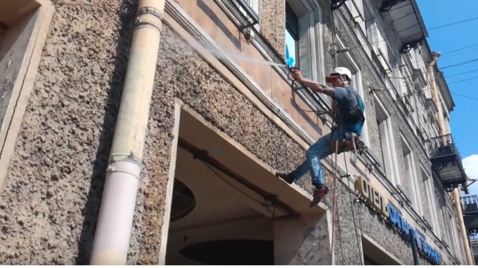 В Петербурге проходит весенняя помывка фасадов нежилых зданий