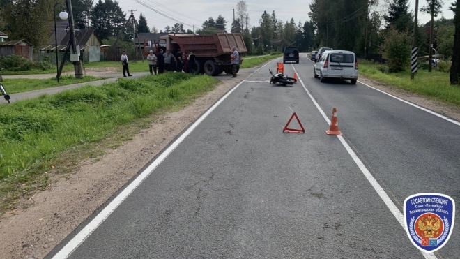 Под Петербургом 19-летний мотоциклист столкнулся с эвакуатором