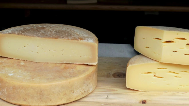 Любители сыра вынесли из гипермаркета на Планерной продуктов на 15 тысяч рублей