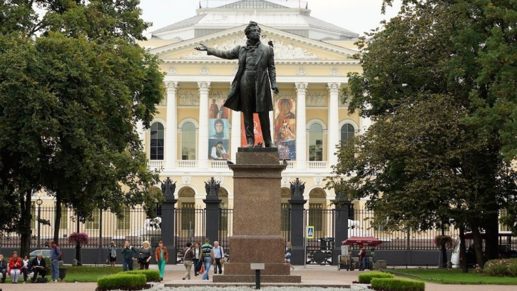 На площади Искусств сегодня высадят 20 молодых деревьев На площади Искусств сегодня высадят 20 молодых деревьев