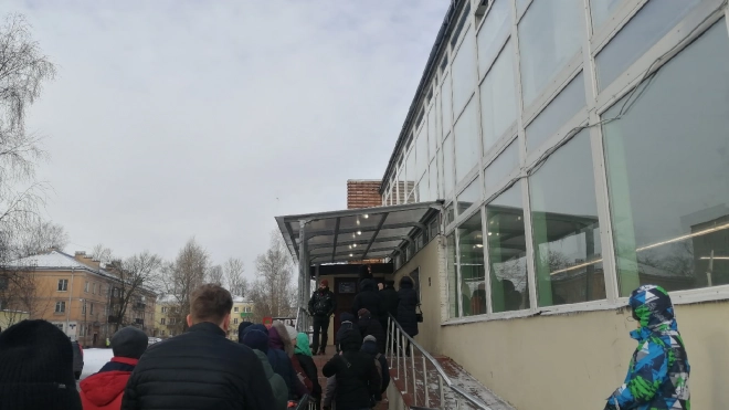 В Невском районе петербуржцы провели несколько часов в очереди за загранпаспортами