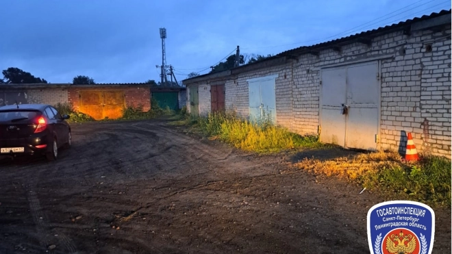 В Лужском районе подросток врезался в стену на мопеде 