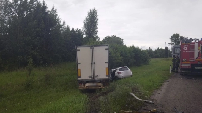 Под Петербургом водитель Nissan уснул за рулем и столкнулся с грузовиком Scania