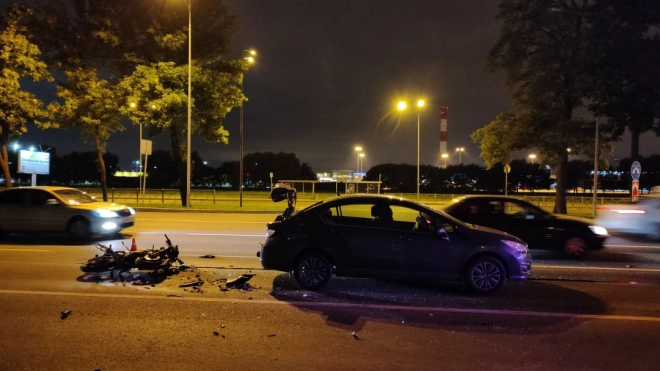 Несовершеннолетний мотоциклист врезался в легковушку на Пулковском шоссе
