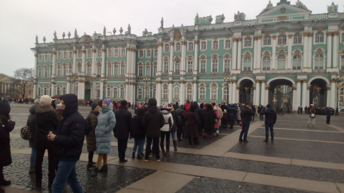 Очередь в музей зимой СПБ