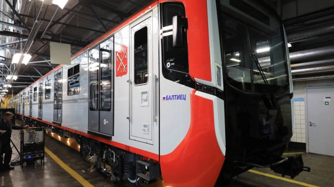 В петербургском метро первый поезд "Балтиец" оснастили USB-разъемами для зарядки гаджетов