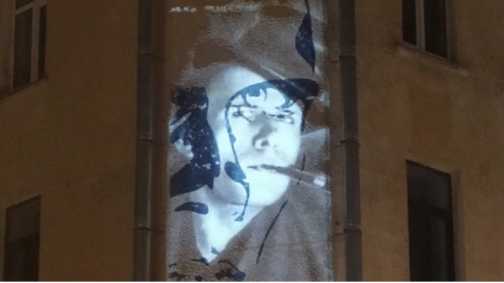 "Тихое убийство памяти о Хармсе": автор стрит-арта прокомментировал его замену на световую проекцию 
