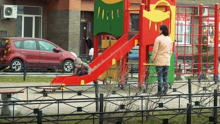 На более 400 детских площадках в Петербурге обнаружили дефекты