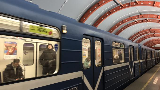 Станции "Пушкинская" и "Звенигородская" закрыли из-за бесхозного предмета
