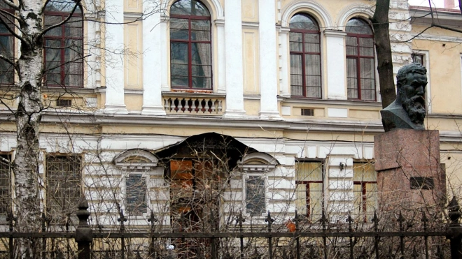Суд оштрафовал петербургский медуниверситет имени Павлова за неотреставрированную ограду
