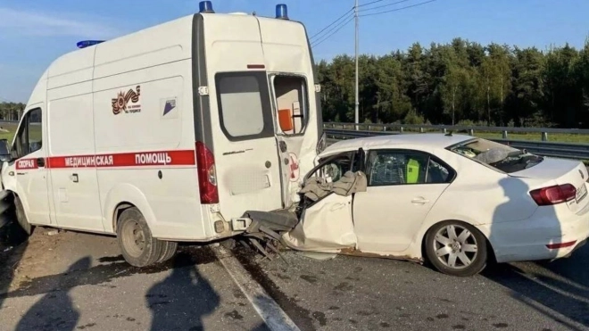 На трассе "Кола" в Ленобласти в автомобиль "скорой" въехала иномарка