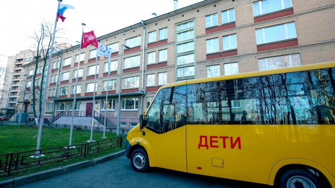 Петербургские школы получили 13 новых автобусов