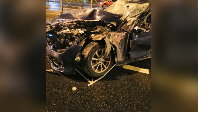 Каршеринговый автомобиль снес забор на повороте со Стачек