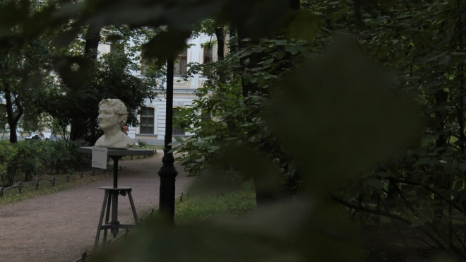 Скульптуры "Без определенного места" появились в саду Фонтанного дома
