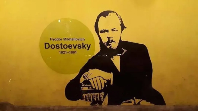 С фасадов домов в центре Петербурга коммунальщики смыли портреты Чехова и Достоевского