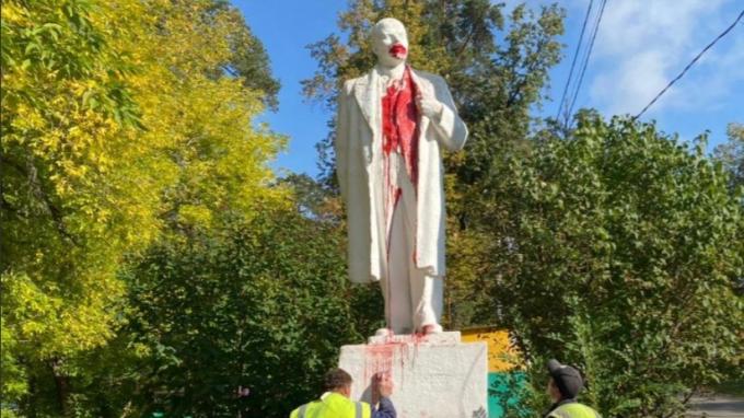В Миассе неизвестные облили краской памятник Ленину 