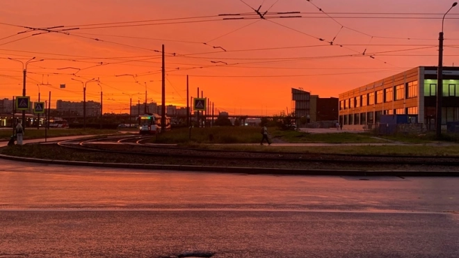 В Петербурге понедельник завершился радугой и огненно-розовым закатом
