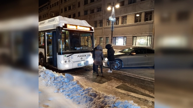 На Невском из-за аварии автобуса и "Мерседеса" образовалась пробка