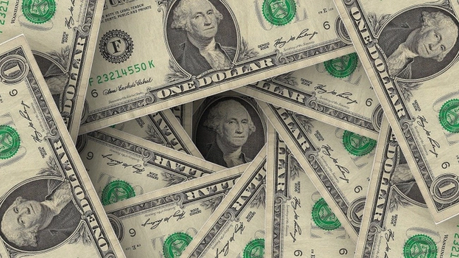 Доллар и евро подорожали на 6 рублей на открытии торгов 