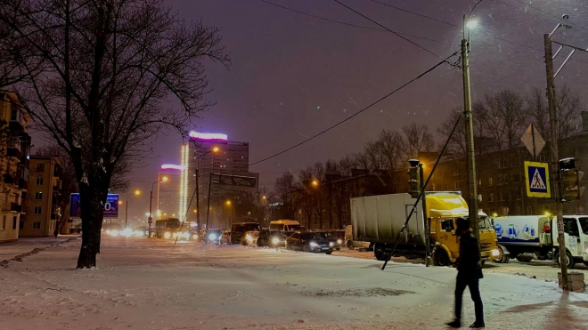 Пробки на дорогах в Петербурге достигли 9 баллов из-за метели
