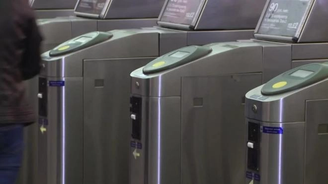 В метро Петербурга обновят аппараты для пополнения проездных