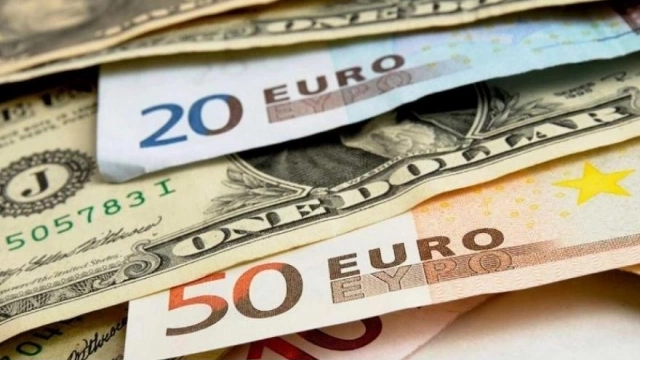Мосбиржа: Курс евро поднялся выше 83 руб впервые с 5 ноября