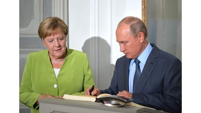 Путин и Меркель обсудили организацию саммита 