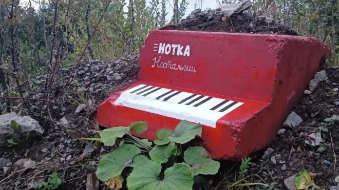 Уличный художник Loketski создал рояль из строительного мусора