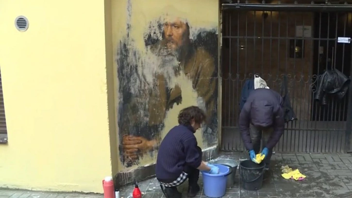 Петербургские активисты отмыли портрет Достоевского в Кузнечном переулке 