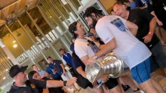 Кубок Стэнли был повреждён во время празднования чемпионства "Тампы"