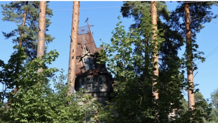 В Сестрорецке семья из шести человек живет в разваливающемся памятнике архитектуры