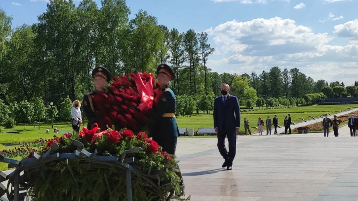 На Пискаревском кладбище открыли памятные плиты в честь воинов из Томска и Забайкалья