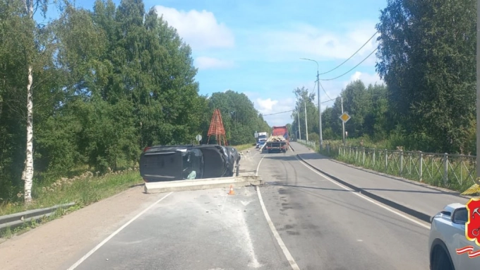 В Отрадном из-за падения бетонных блоков с большегруза пострадали водитель и пассажирка Toyota