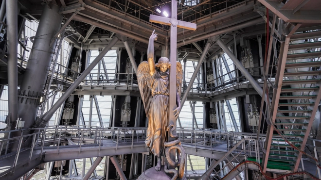 В "Лахта Центре" на уровне 88 этажа установили точную копию Ангела с Александровской колонны