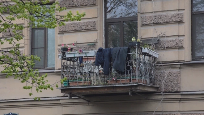 Пьяный брат попытался сбросить сестру с балкона в Красносельском районе