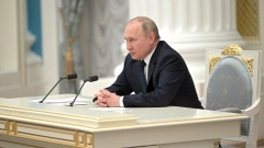 Путин поздравил Макрона с победой на выборах президента Франции