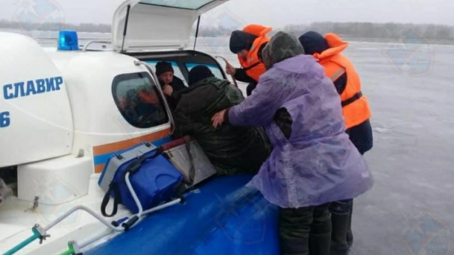 Со льда Ладожского озера спасли рыбаков, которые из-за метели ушли на 11 км вглубь озера