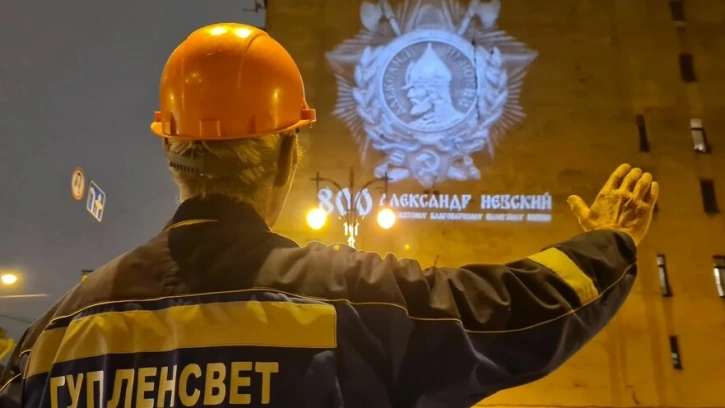 На берегу Невы появилась постоянная световая инсталляция ордена Александра Невского