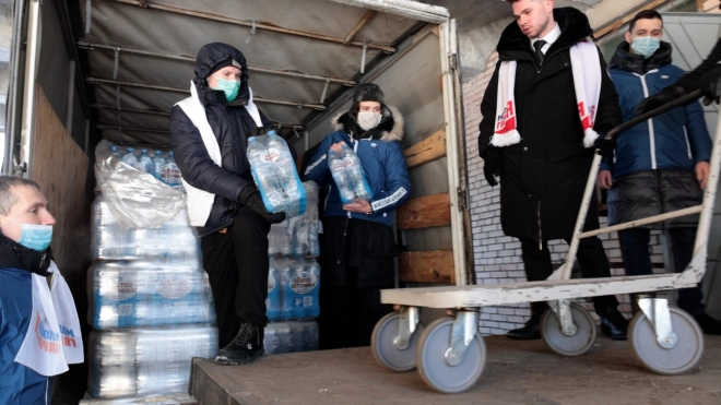 Александровской больнице волонтёры передали две тонны питьевой воды