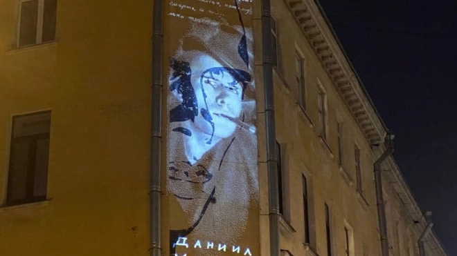 Автор граффити с Хармсом выступил против его замены на световую проекцию