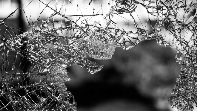 В Кировском районе школьники стреляли в окно трамвая из пневматики