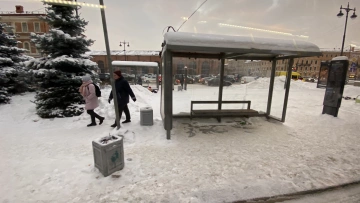 В Петербурге проинспектировали уборку снега на остановках ...