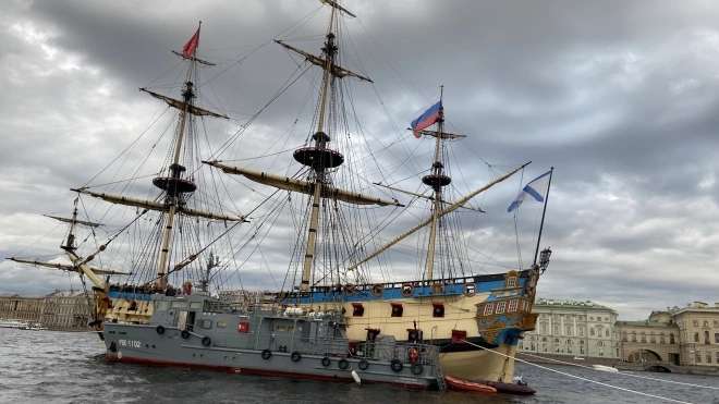 В акваторию Невы зашли военные корабли в преддверии Дня ВМФ