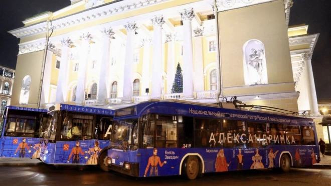 К 150-летию Мейерхольда на улицы Петербурга вышли брендированные автобусы и троллейбусы