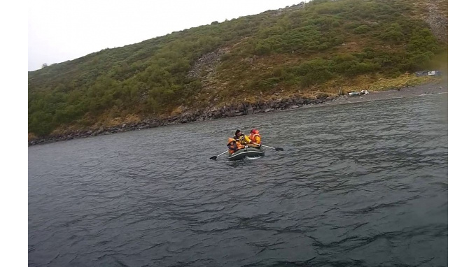 Под Магаданом спасли семью с ребенком на неисправной резиновой лодке