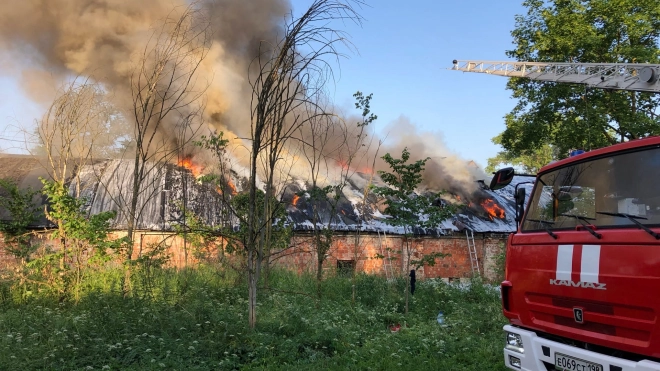 Пожар в ангаре в деревне Тярлево тушили 13 часов