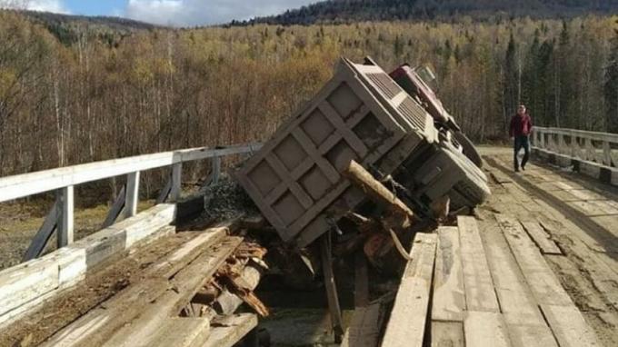 На Алтае под грузовиком обрушился мост 