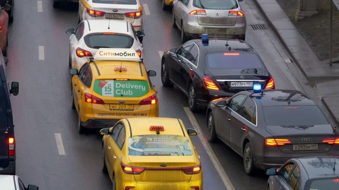 Стоимость поездок в петербургском такси выросла за год на 37%